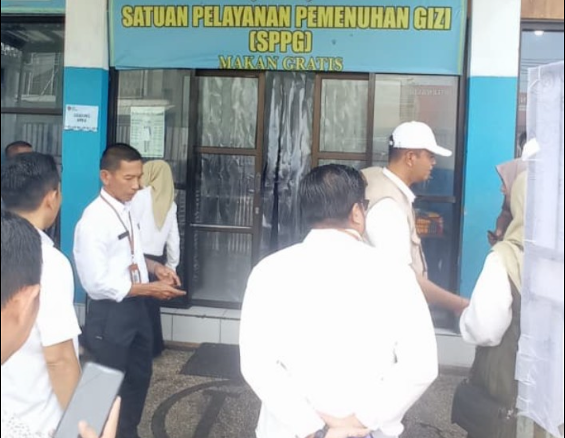Tim Dinas Kesehatan Kota Mataram memeriksa Satuan Pelayanan Pemenuhan Gizi (SPPG) sebagai bagian dari pengawasan higiena sanitasi dapur program Makan Bergizi Gratis.