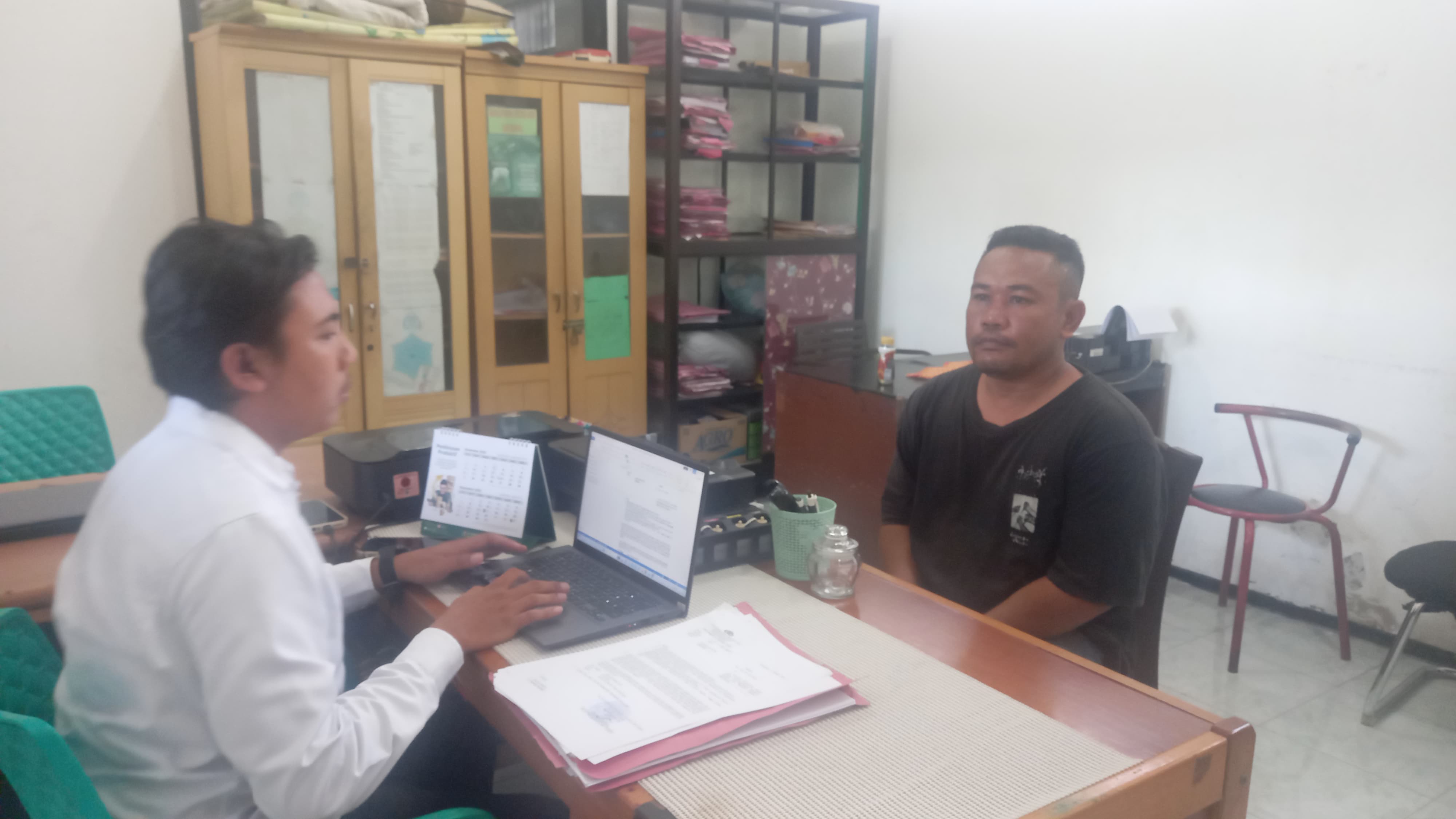 DITANGKAP POLISI: Tersangka pencurian saldo ATM berinisial DS diinterogasi penyidik Polsek Sandubaya, Selasa (9/12).