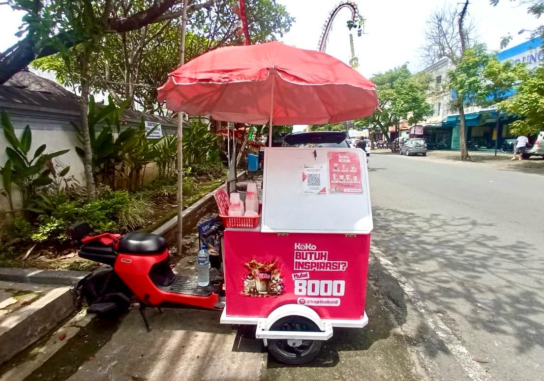 TUNGGU PEMBELI: Gerobak kopling Koko Kopi yang sedang standby di salah satu titik di Kota Mataram.