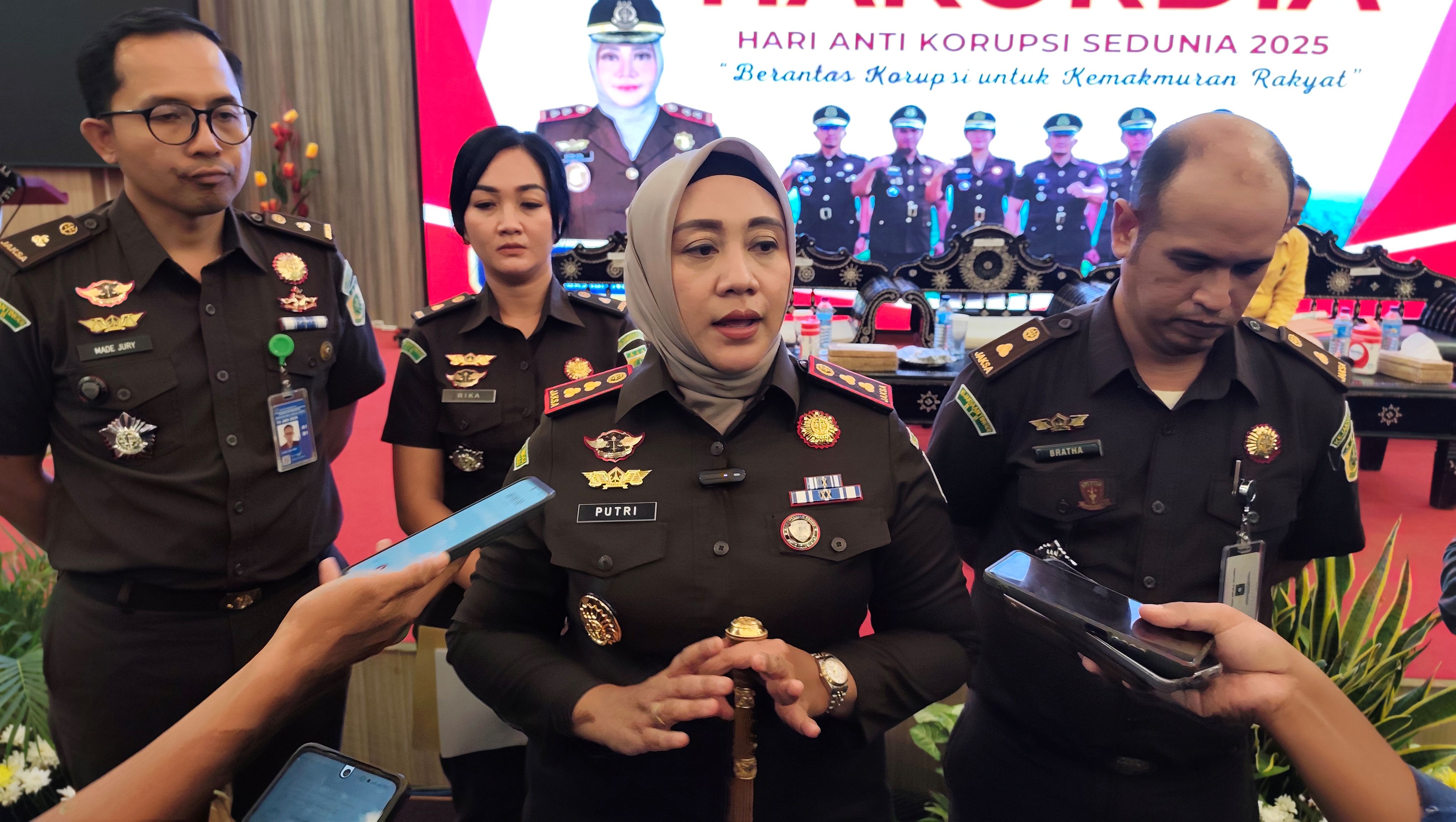Kepala Kejari Loteng Putri Ayu Wulandari (tengah) menanggapi perkembangan kasus korupsi PPJ Loteng usai kegiatan Hakordia 2025 di Ballroom kantor bupati, Selasa (9/12).