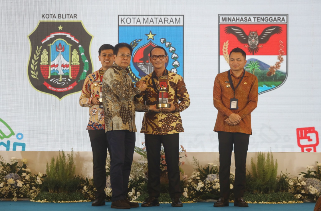 SIMBOLIK PENGHARGAAN: Wali Kota Mataram Mohan Roliskana menerima trofi Kota Percontohan Antikorupsi 2025 dari KPK RI dalam rangka HAKORDIA 2025 di Yogyakarta.