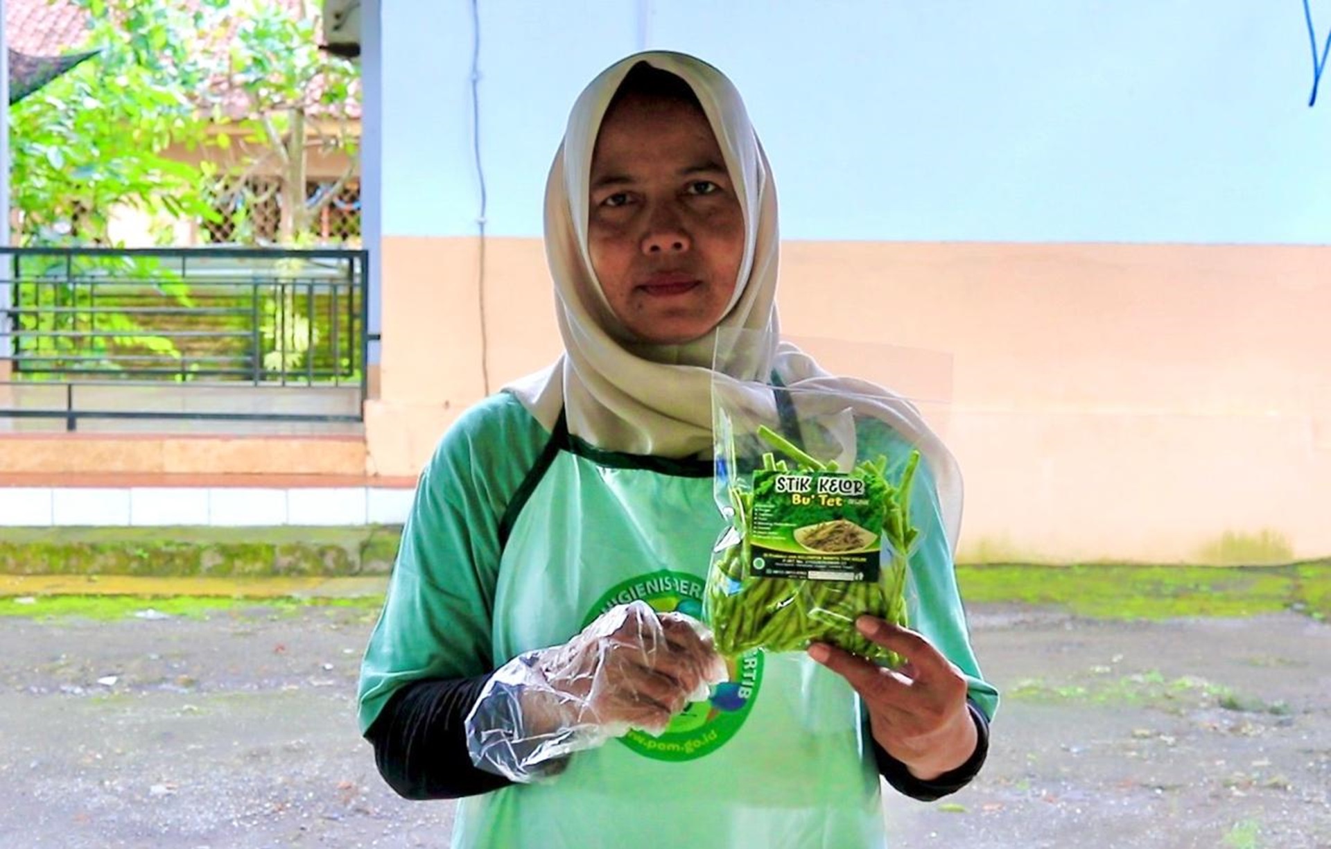TUNJUKKAN PRODUK: Salah satu karyawan Rahmawati menunjukkan produk stik kelor yang akan dikemas, belum lama ini.