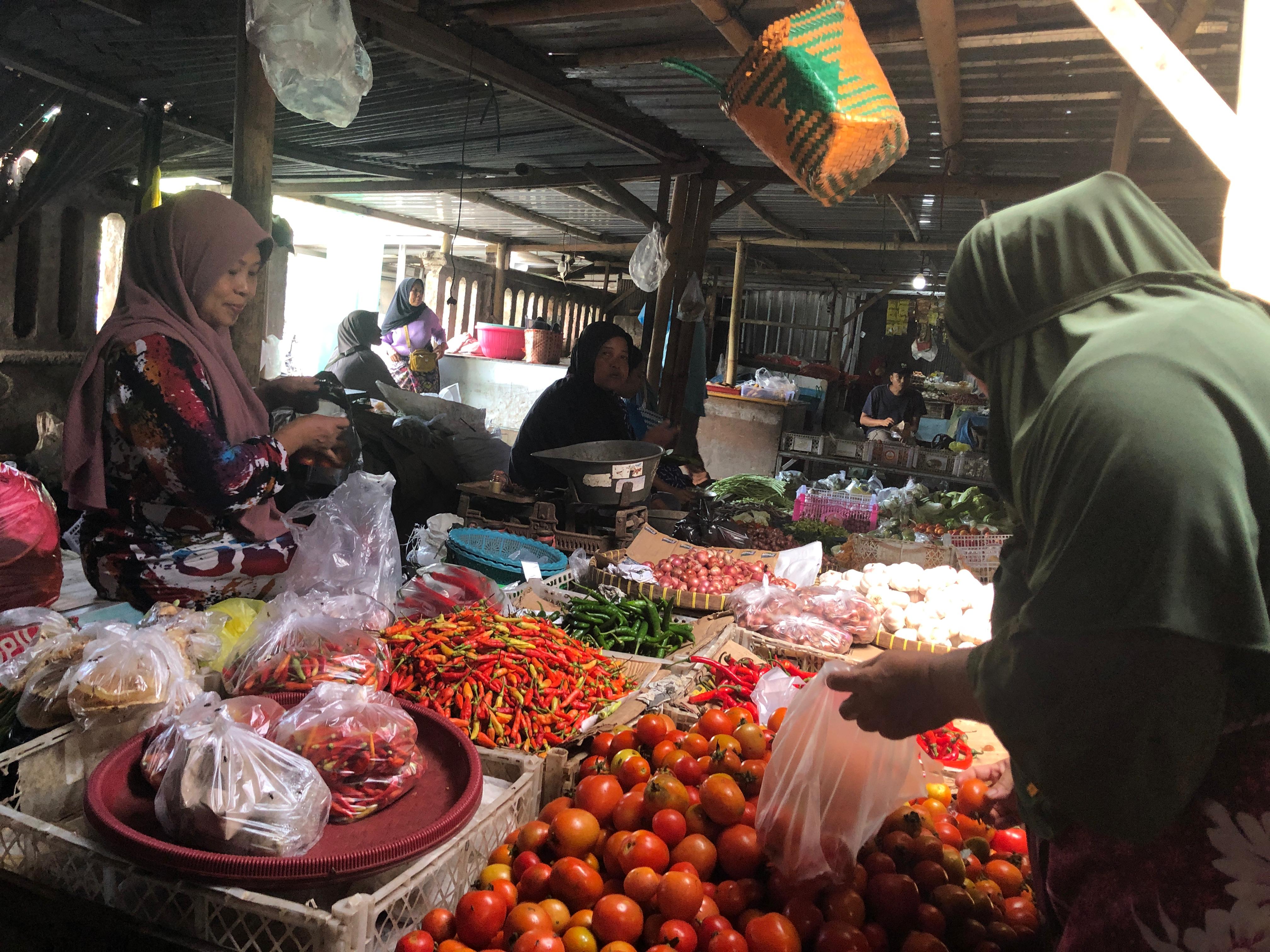 MELONJAK: Harga cabai rawit merah di Pasar Gerung dan beberapa pasar lain kini tengah melonjak jelang perayaan natal tahun baru.