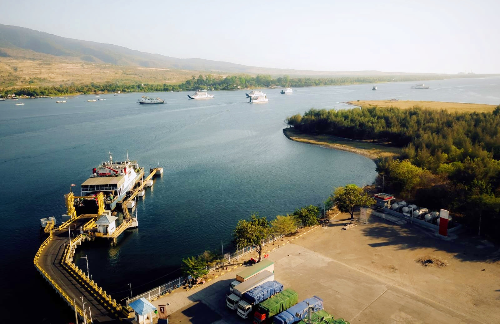 PENYEBERANGAN: Salah satu kapal ferry tengah bersandar di dermaga Pelabuhan Kayangan, Lombok Timur, beberapa waktu lalu.