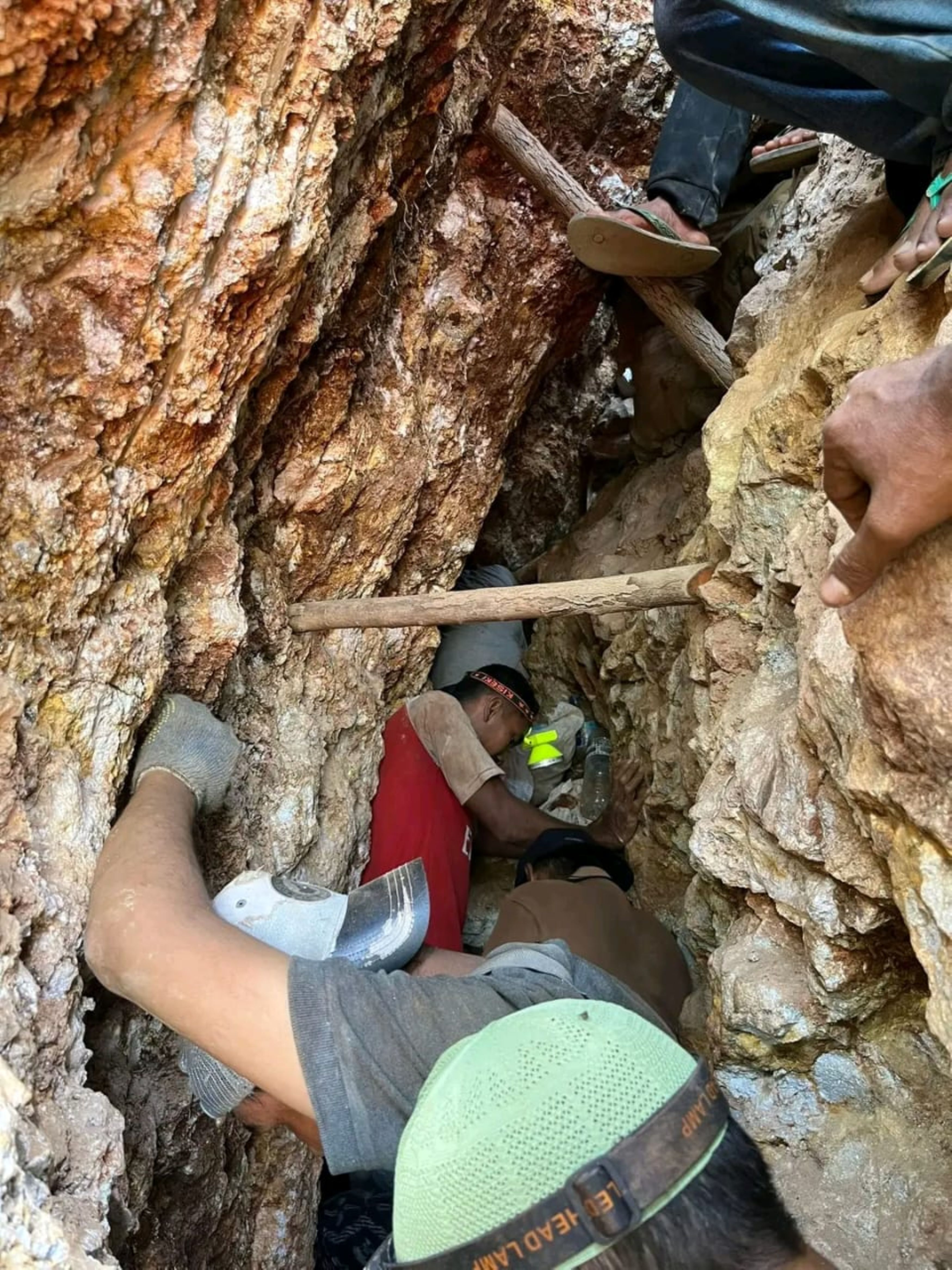 ILEGAL: Inilah kondisi para penambang emas ilegal yang marak di kawasan Pantai Mosrak, Gunung Dundang, Desa Kuta, Lombok Tengah.