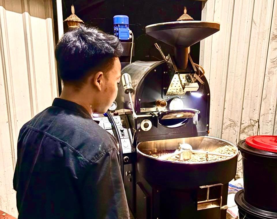 ROASTING: Ihsan yang tengah mengecek proses roasting biji kopi untuk brand Koko Kopi.