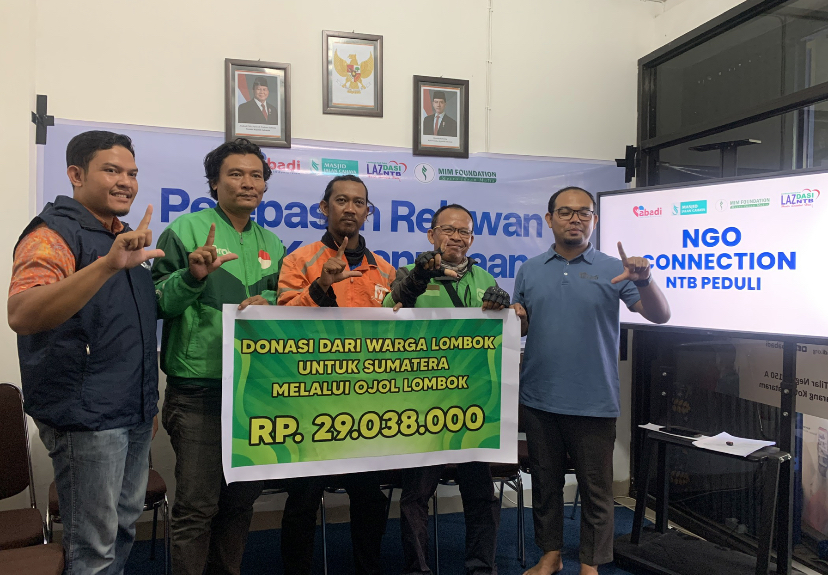 Penyaluran bantuan dari ojol Lombok kepada korban bencana Sumatera