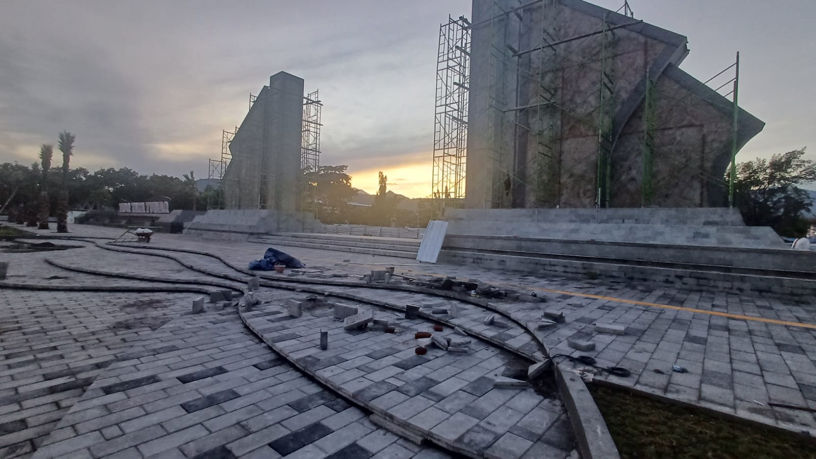 RUANG TERBUKA HIJAU: Progres pekerjaan alun-alun Tioq Tata Tunaq saat ini sudah mencapai 97,57 persen