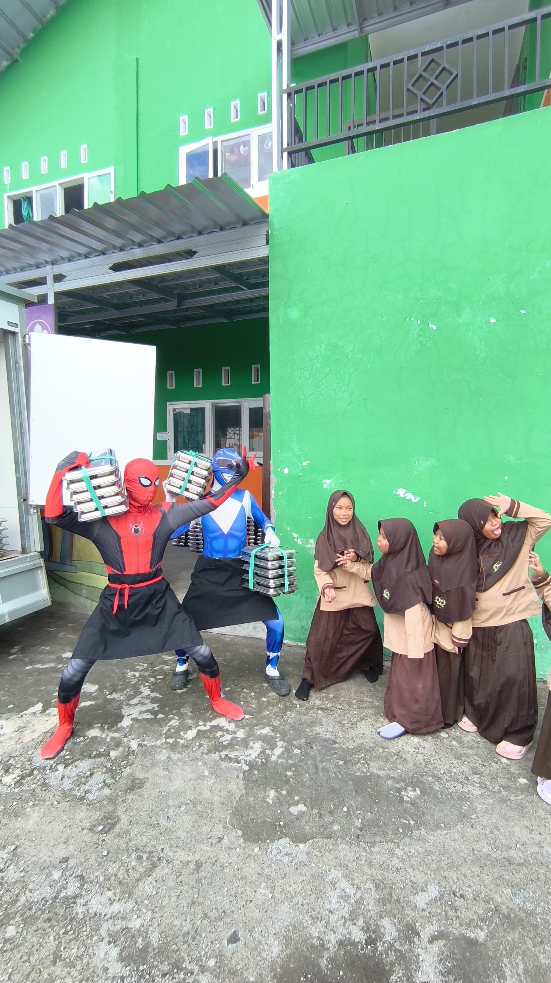 Dua super hero saat membawa makanan di SD IT Nurul Fikri Selong
