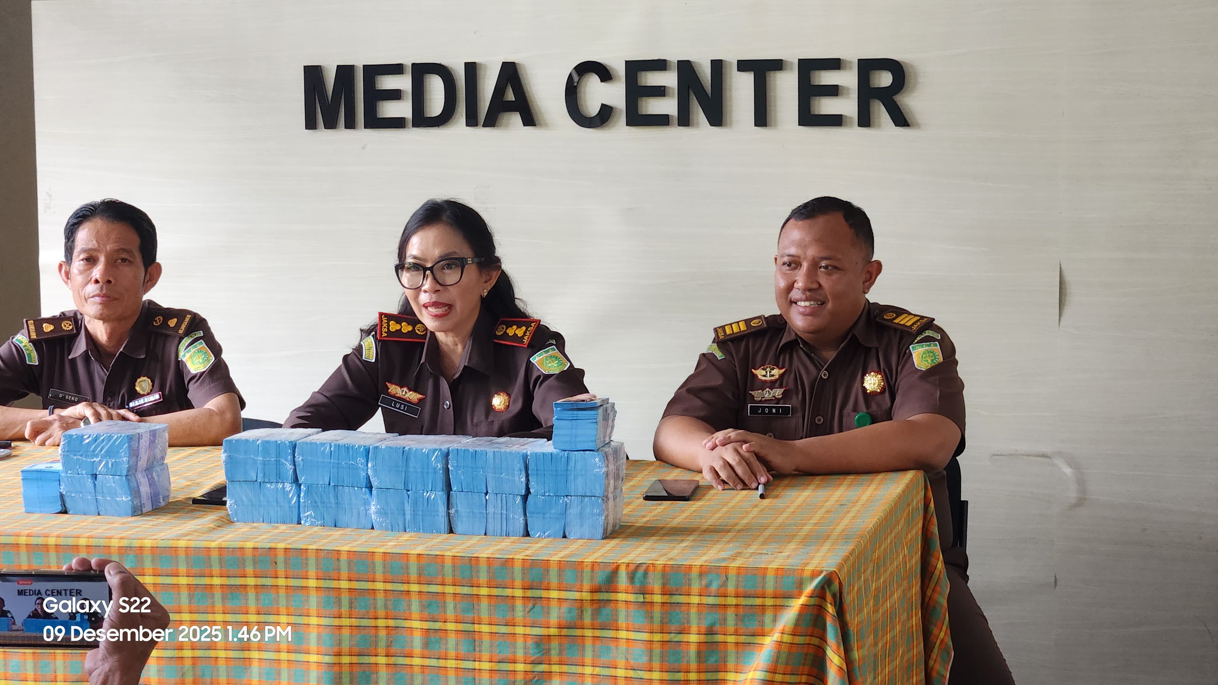 Kajari Dompu Lusiana Bida (tengah) memperlihatkan tumpukan uang yang dikembalikan terpidana korupsi, Selasa (9/12).
