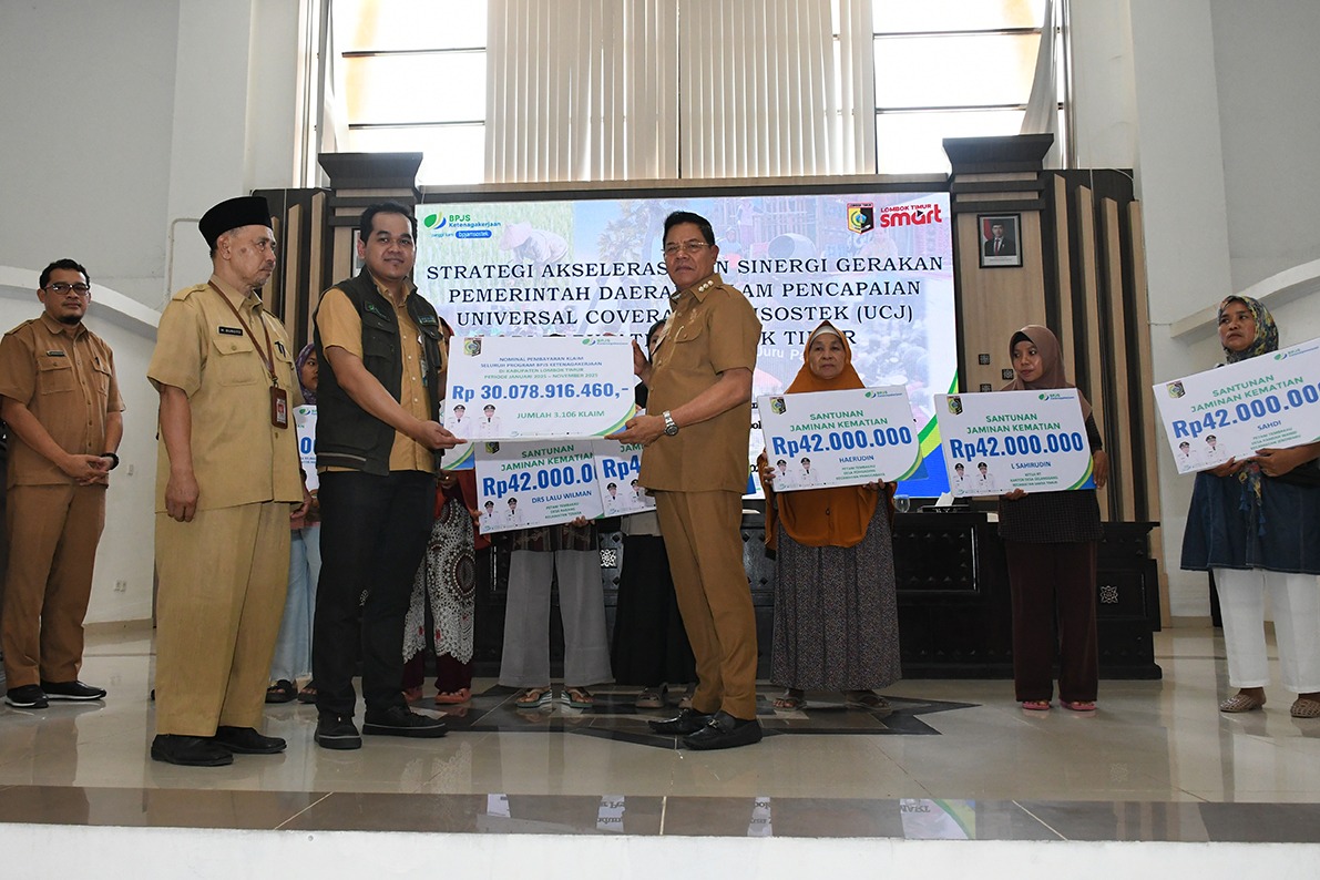 Bupati Lotim dan Kepala BPJS Ketenagakerjaan Lotim saat menerima total pembayaran Klaim BPJS Ketenagakerjaan