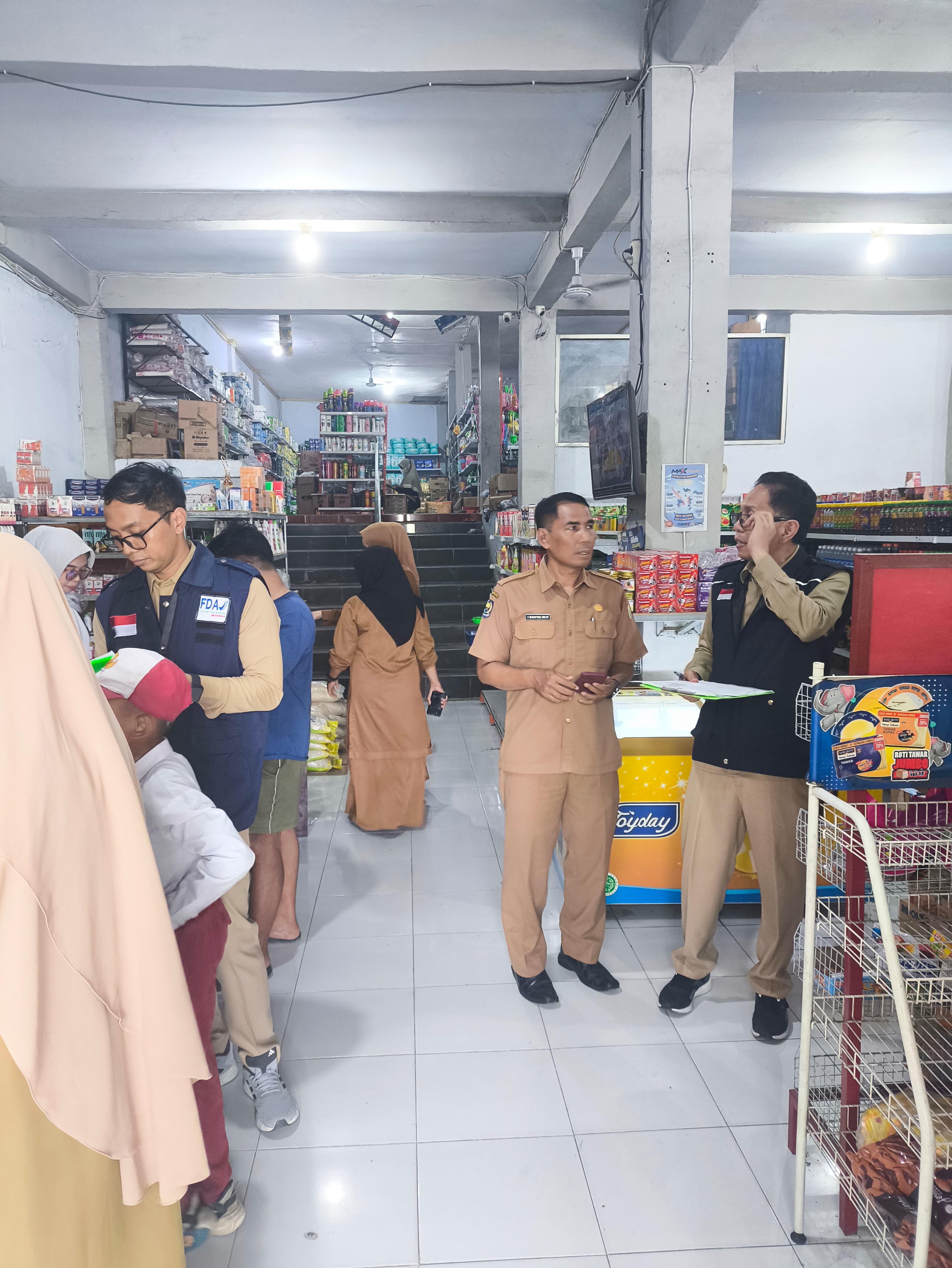 Dinas Perdagangan Lotim saat meninjau ritel modern