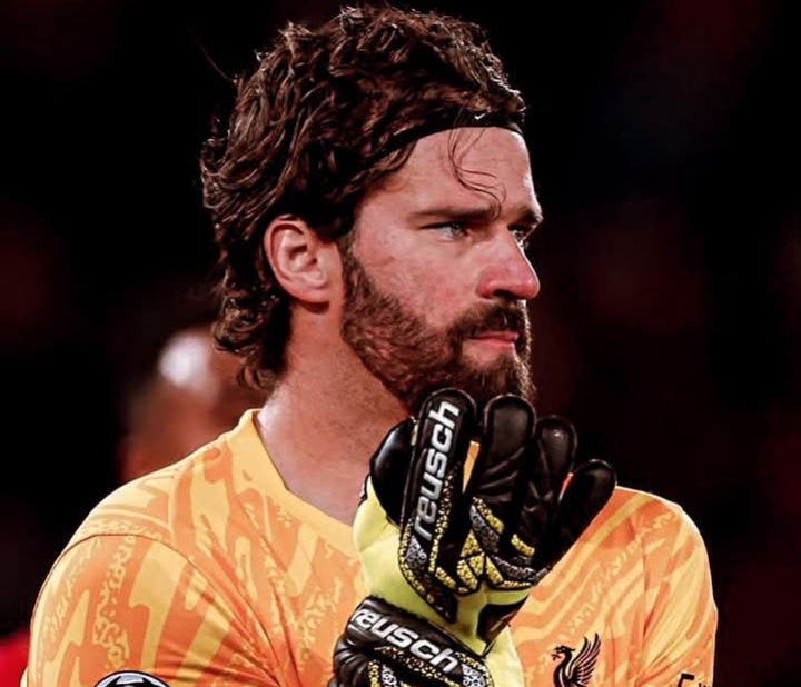 Alisson Becker, kiper Liverpool yang diminati AC Milan.