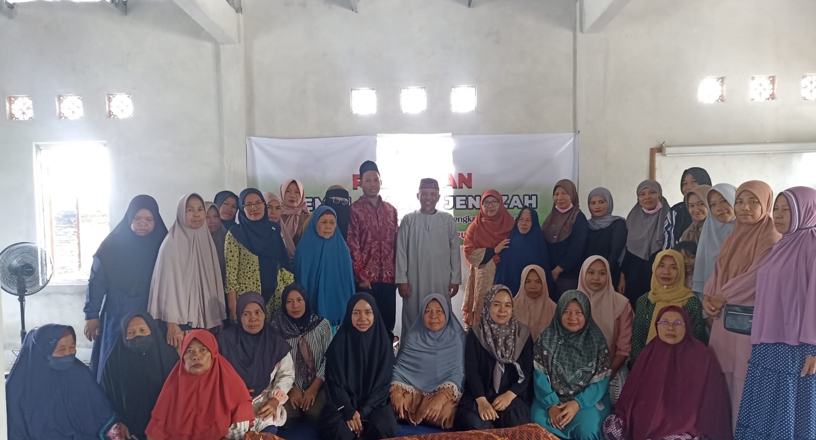 PELATIHAN: Kelompok ibu-ibu binaan LPU An-Najah saat pelatihan pemulasaran jenazah di Aula Lantai 2 TPQ Al-Amin Bertais Selatan, Kota Mataram.