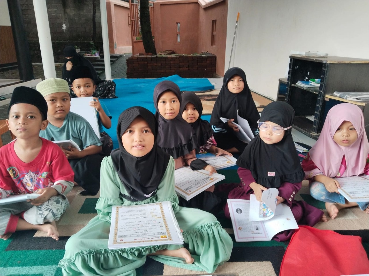 Alquran: Santri LPU An-Najah saat mengikuti program tahsin dan murottal Alquran di TPQ Al-Amin Bertais Selatan, Kota Mataram.