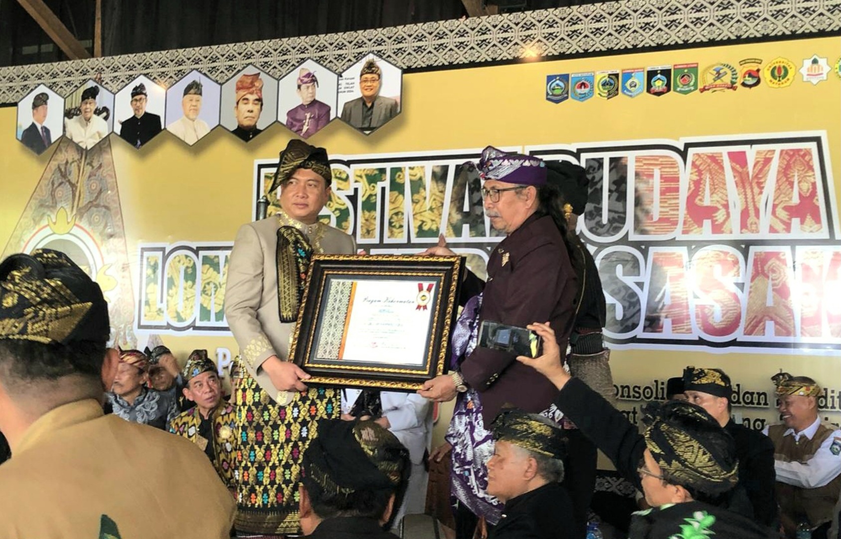 PEMIMPIN BANGSA SASAK: Gubernur NTB Lalu Muhammad Iqbal mendapat gelar Manggala NTB dari Majelis Adat Sasak.
