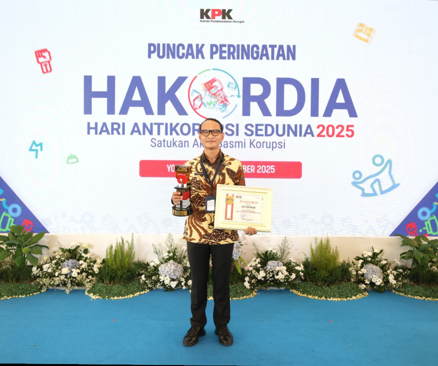 Wali Kota Mataram Dr. H. Mohan Roliskana menampilkan trofi dan piagam predikat Percontohan Kota Antikorupsi 2025 pada puncak peringatan HAKORDIA di Yogyakarta, Selasa (9/12).