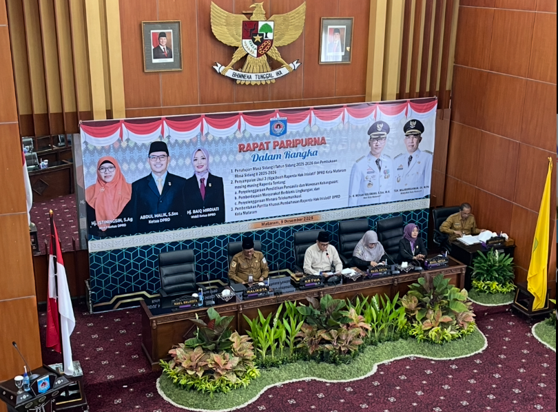 Pimpinan DPRD bersama Sekda Kota Mataram menghadiri sidang paripurna penyampaian tiga Raperda hak inisiatif DPRD, Selasa (9/12).
