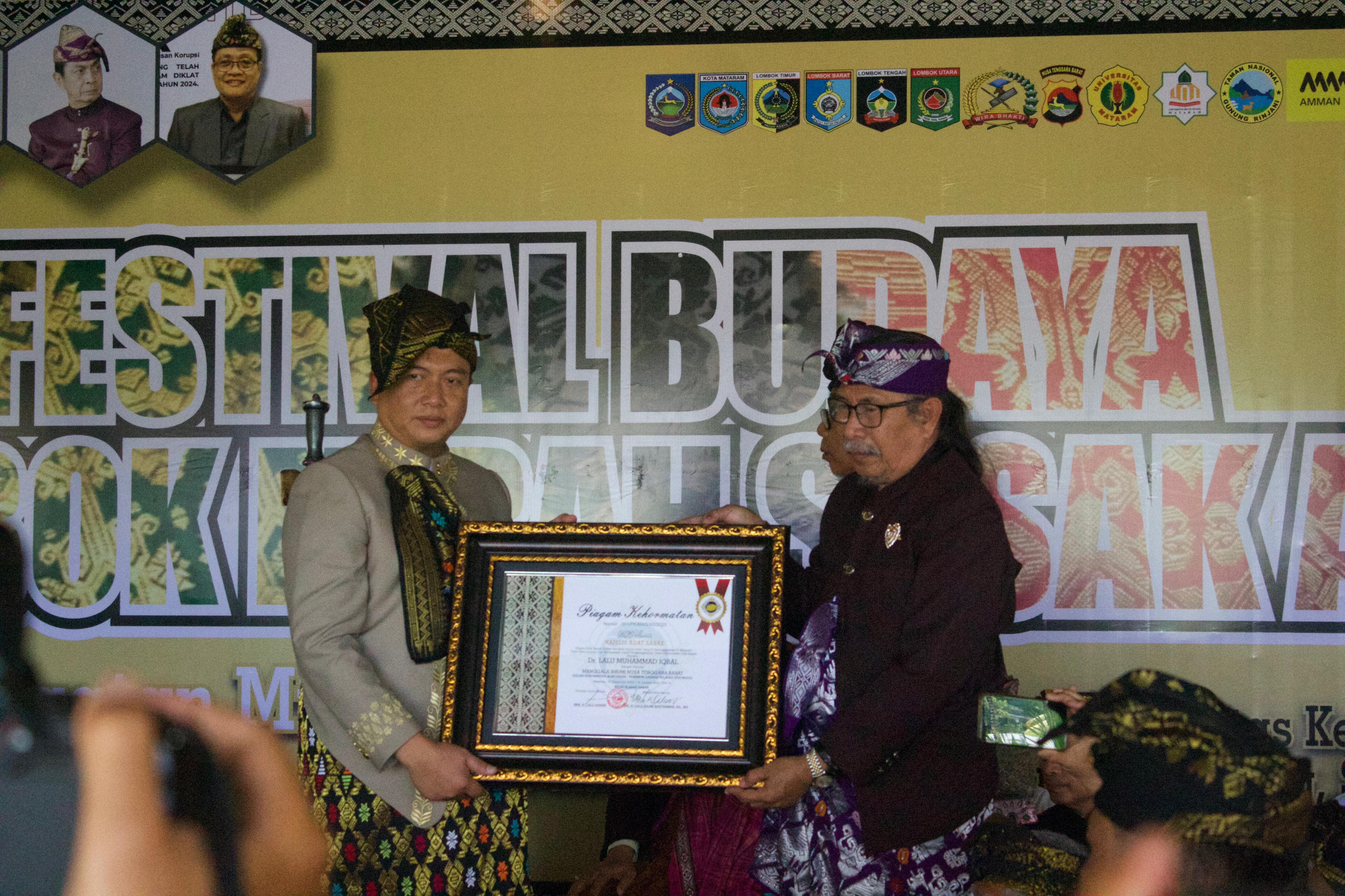 &lrm;Iqbal Dianugerahi Gelar Menggala Gumi Sasak, MAS Tekankan Amanah Kepemimpinan Adil dan Kolektif