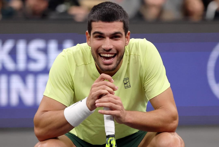 Carlos Alcaraz meraih Penghargaan Stefan Edberg Sportsmanship 2025 untuk kedua kalinya, menegaskan sportivitas dan dominasinya di tenis dunia.