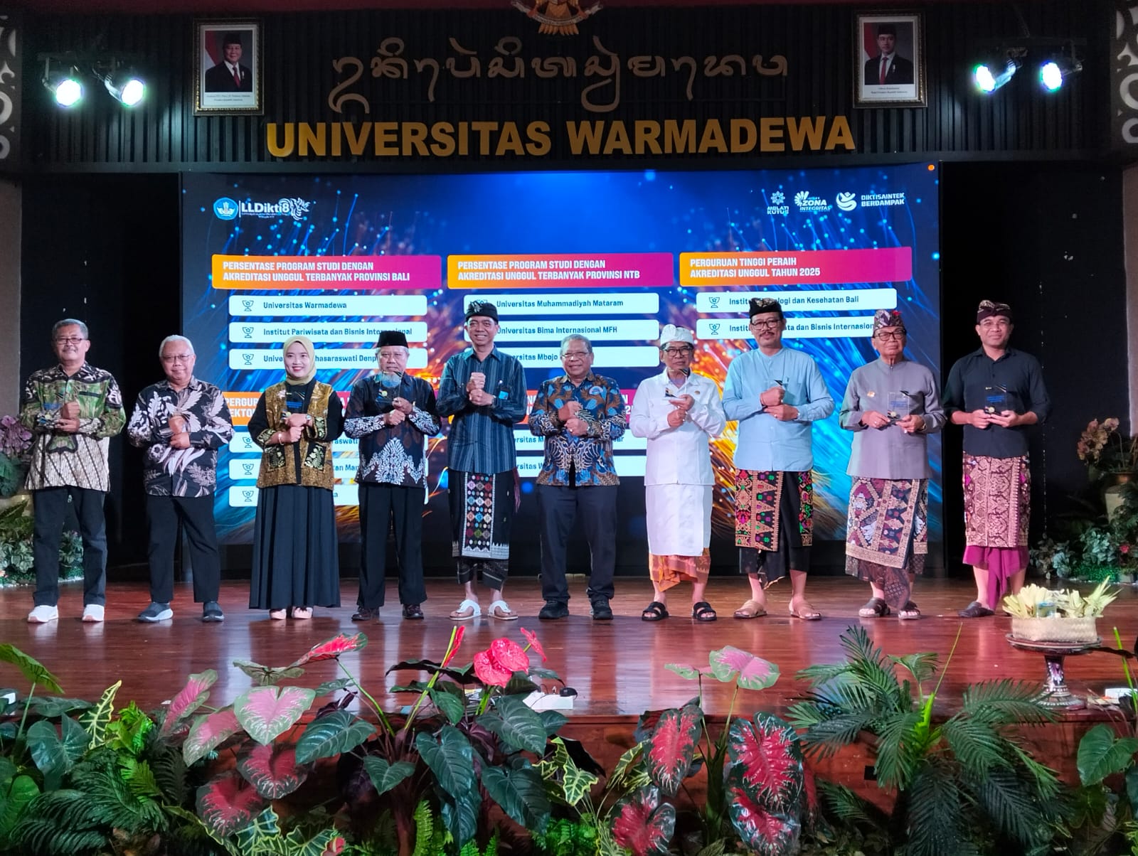 Rektor UMMAT Abdul Wahab(empat dari kiri) saat menerima penghargaan di LLDIKTI Award 2025.