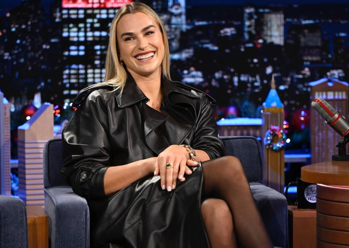 Aryna Sabalenka bikin heboh usai tanda tangani dahi Jimmy Fallon di The Tonight Show. Aksi kocak ini viral jelang ia tampil di Brisbane 2026.