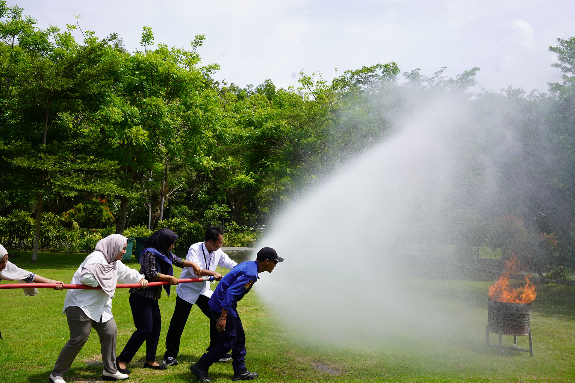 ITDC menyelenggarakan simulasi penanggulangan kebakaran di lapangan kantor ITDC The Mandalika.