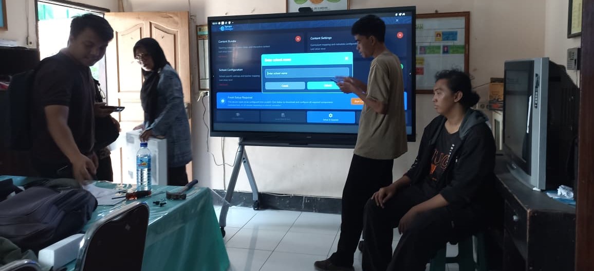 Salah satu SD di Kota Mataram saat menerima bantuan Smart Board, belum lama ini. Baru, 23 SD di Mataram terima dua unit smartboard, digitalisasi sekolah makin cepat.