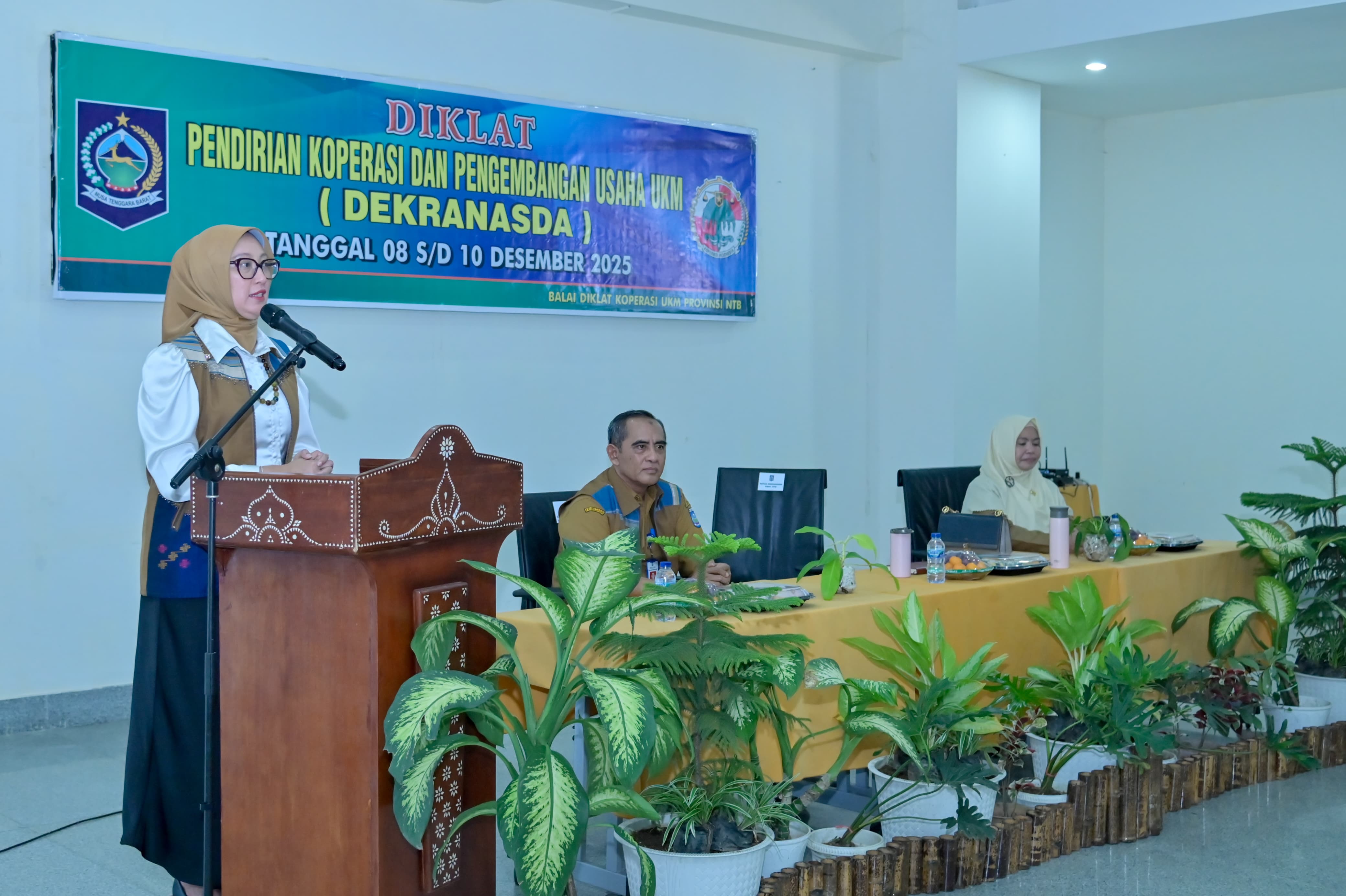DIKLAT KOPERASI UMKM: Ketua Dekranasda NTB Sinta M Iqbal (kiri) membuka Diklat Pendirian Koperasi dan Pengembangan Usaha UKM di Aula BPSDMD NTB, Senin (8/12).