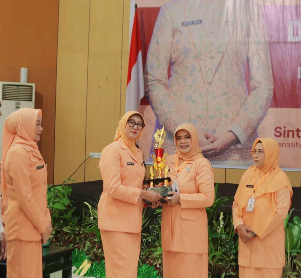Ketua DWP Unit BPKAD Provinsi NTB Farida Nursalim (dua dari kanan) menerima piala dari Penasihat DWP NTB Sinta Agathia (dua dari kiri), saat perayaan HUT DWP ke-26 di Mataram, Rabu (10/12).