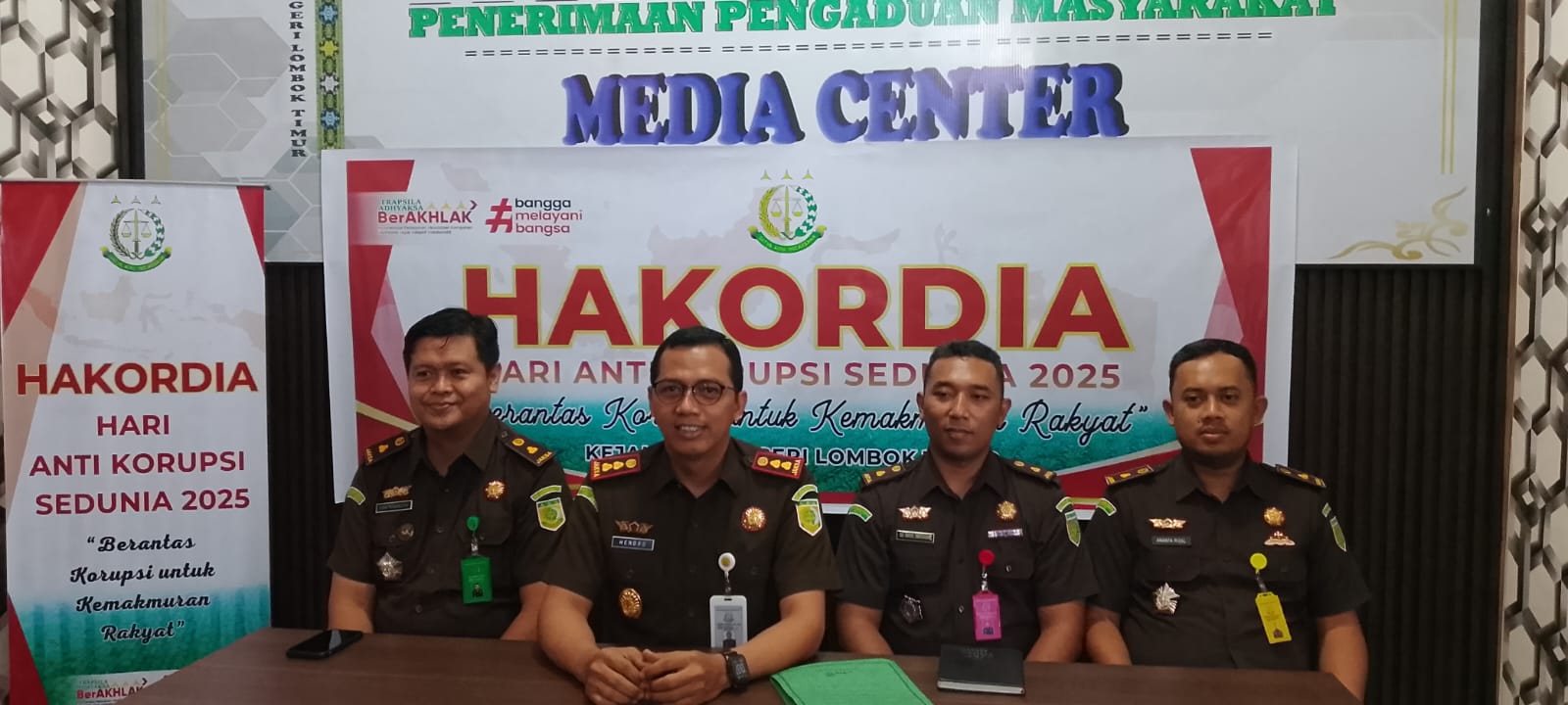 BEBERKAN PENANGANAN KASUS: Kajari Lotim Hendro Warsito (dua dari kanan) beserta jajaran memberikan keterangan terkait penanganan kasus korupsi, Selasa (9/12) lalu.