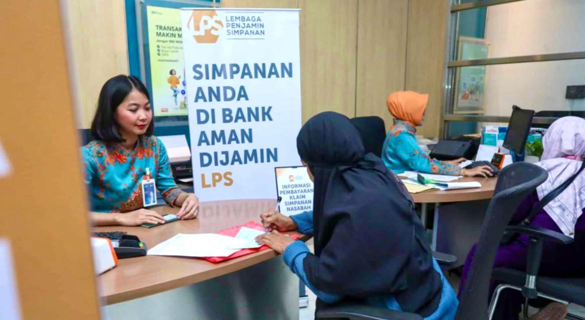 LAYANI KONSUMEN: Staf Lembaga Penjamin Simpanan (LPS) yang tengah melayani konsumennya beberapa waktu lalu.