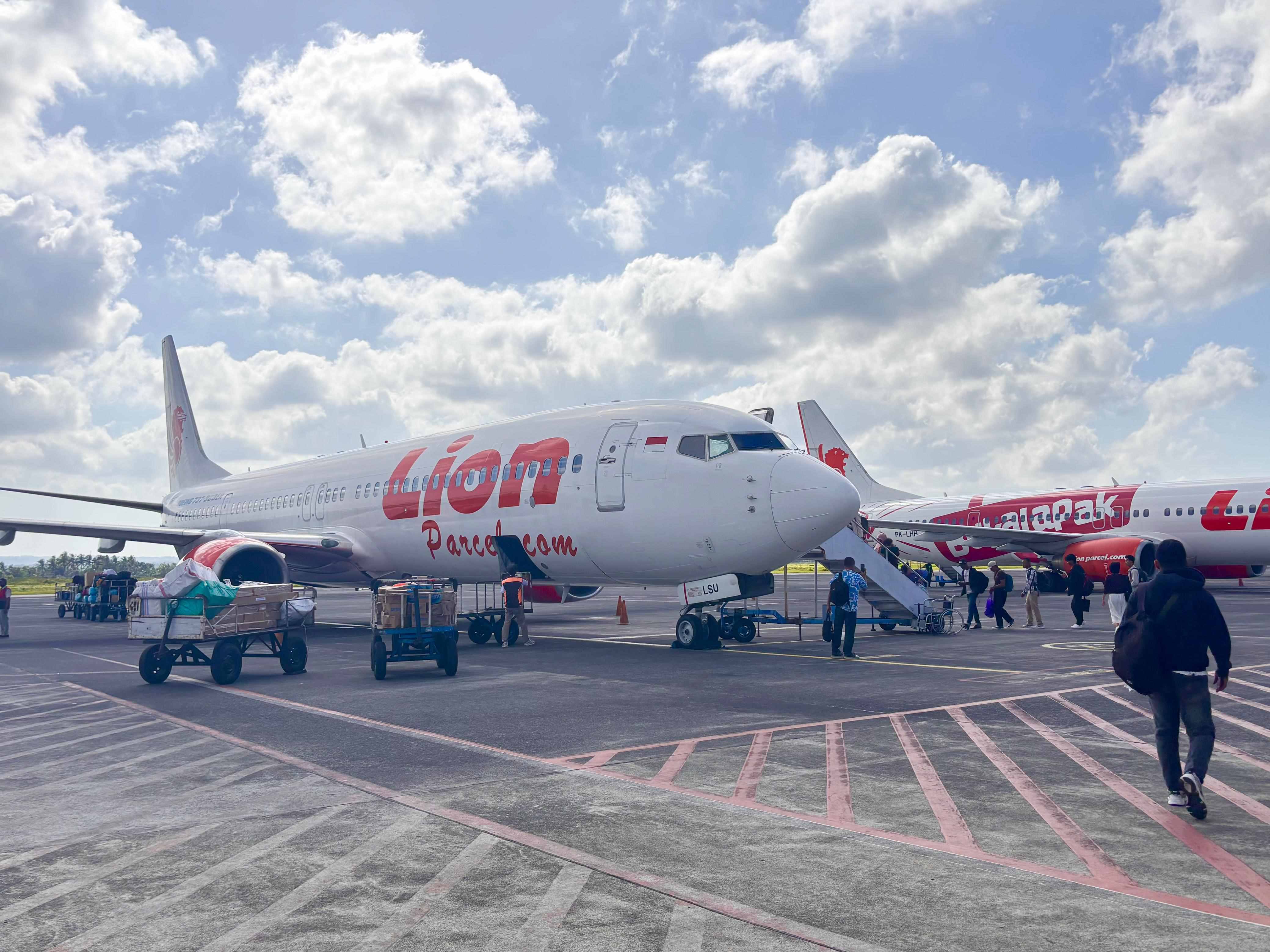 TRANSPORTASI UDARA: Penumpang Lion Air dengan tertib menaiki pesawat di landasan BIZAM, beberapa waktu lalu.