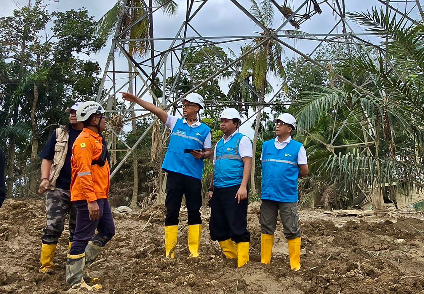 Direktur Utama PLN Darmawan Prasodjo (tengah) memimpin langsung percepatan pemulihan listrik Aceh.