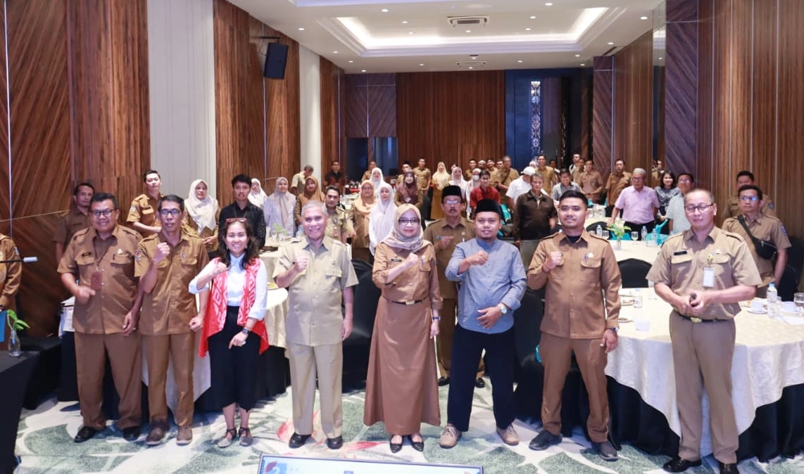 PERKUAT KOLABORASI: Seluruh peserta foto bersama saat rakor Pokja PKP yang digelar Dinas Perkim NTB, di Mataram, Selasa (9/12).