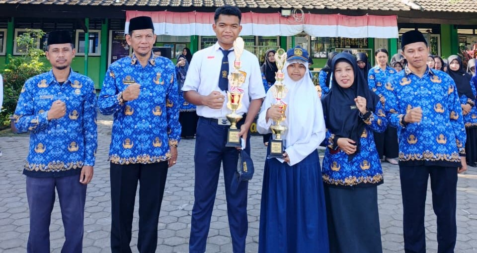 Siswa SMPN 10 Mataram Jeny Marwah Mindari yang meraih Juara 3 Tahfidz dan Hafizul Khoir Juara 3 Qori STQ Pelajar 2025 foto bersama kepala sekolah dan guru di halaman sekolah setempat, belum lama ini.