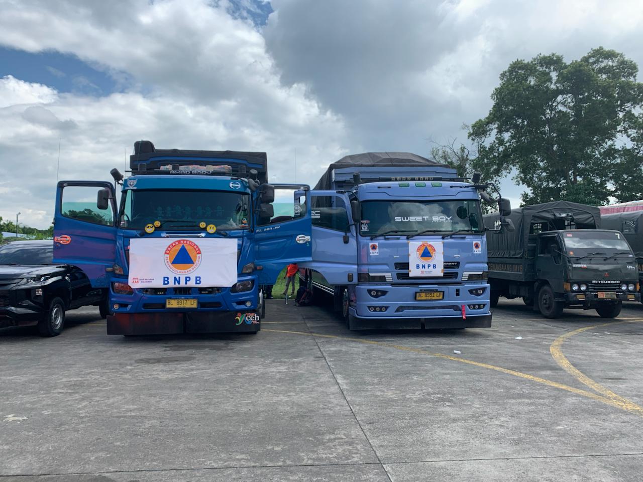 Armada truk BNPB yang akan digunakan untuk mengirimkan bantuan logistik melalui jalur darat dari Pos Pendamping Nasional di Lapangan Udara Sultan Iskandar Muda, Aceh Besar, Provinsi Aceh, Rabu (10/12)