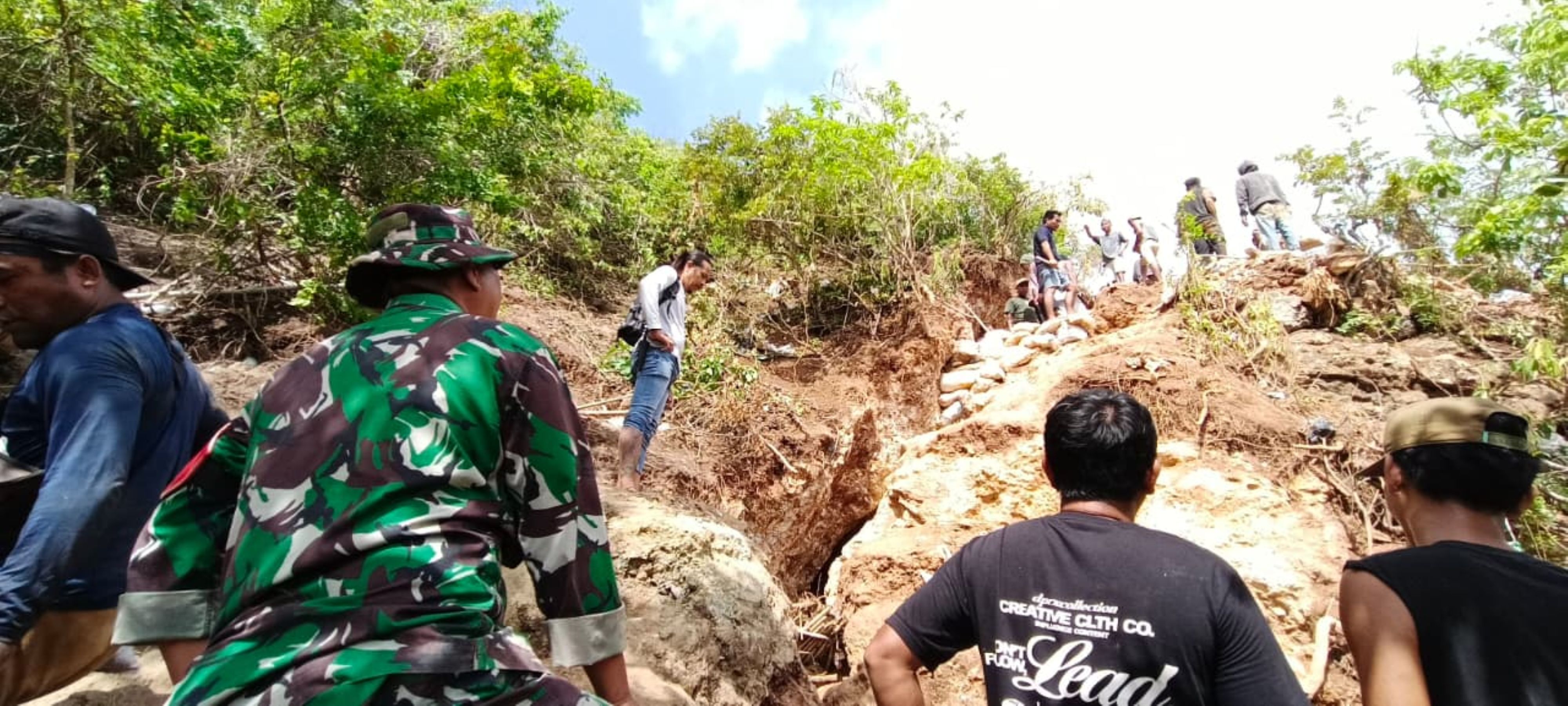 DITUTUP: Lokasi penambangan emas ilegal di kawasan Pantai Mosrak Gunung Dundang, Dusun Kuta II, Desa Kuta, Pujut, Loteng akhirnya ditutup apparat gabungan, Rabu (10/12).