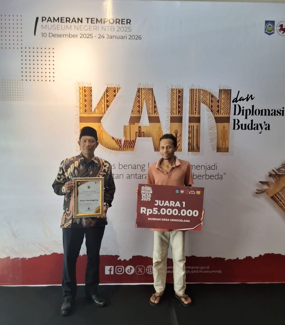 MEMBANGGAKAN: Hakamah (kiri) bersama pengurus Museum Desa Genggelang usai menerima penghargaan atas prestasi Juara 1 Festival Museum Desa 2025