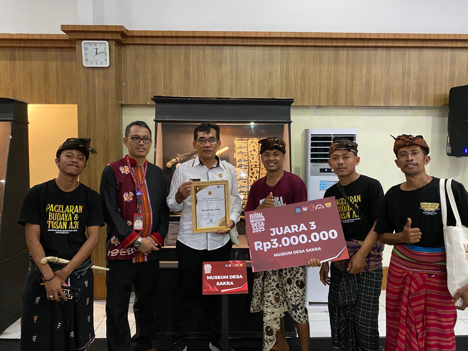 PJ Kades Sakra bersama pengelola Museum Desa Sakra sata menerima penghargaan dari Museum Provinsi NTB
