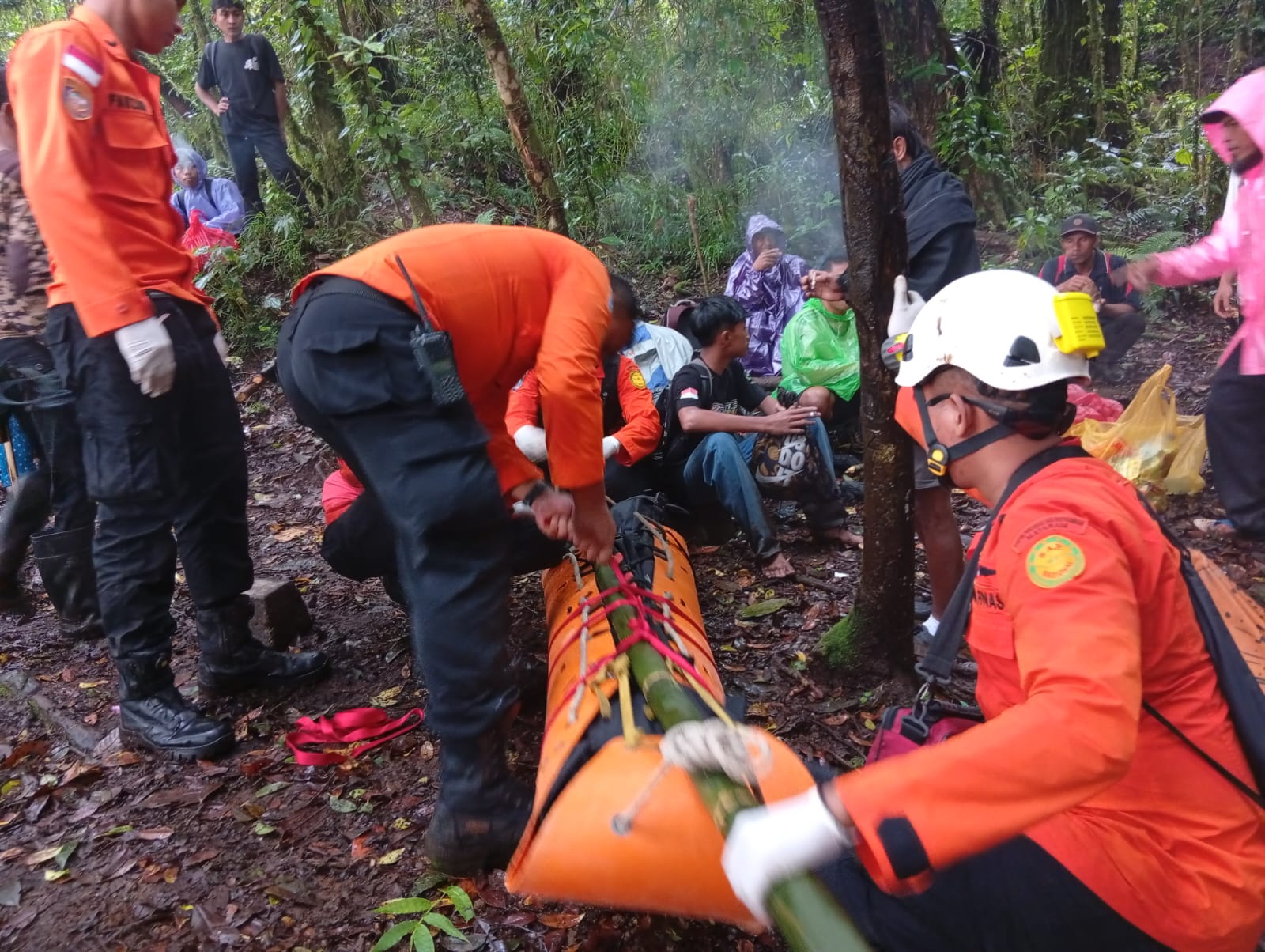 Tim SAR gabungan evakuasi seorang pendaki yang jatuh di jalur pendakian Aik Berik Gunung Rinjani dalam keadaan meninggal dunia, Rabu (10/12).
