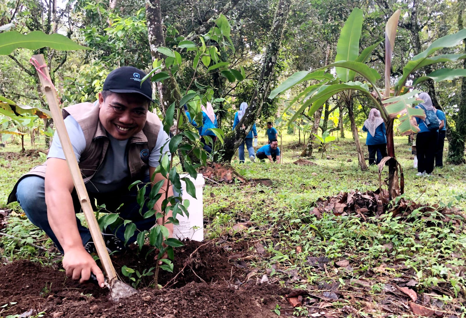 TANAM POHON: Direktr PT Air Minum Giri Menang (Perseroda) Sudirman saat melakukan penanaman pohon di kawasan sumber mata air Desa Lebah Sempage, Kecamatan Narmada, Lombok Barat, Rabu (10/12).