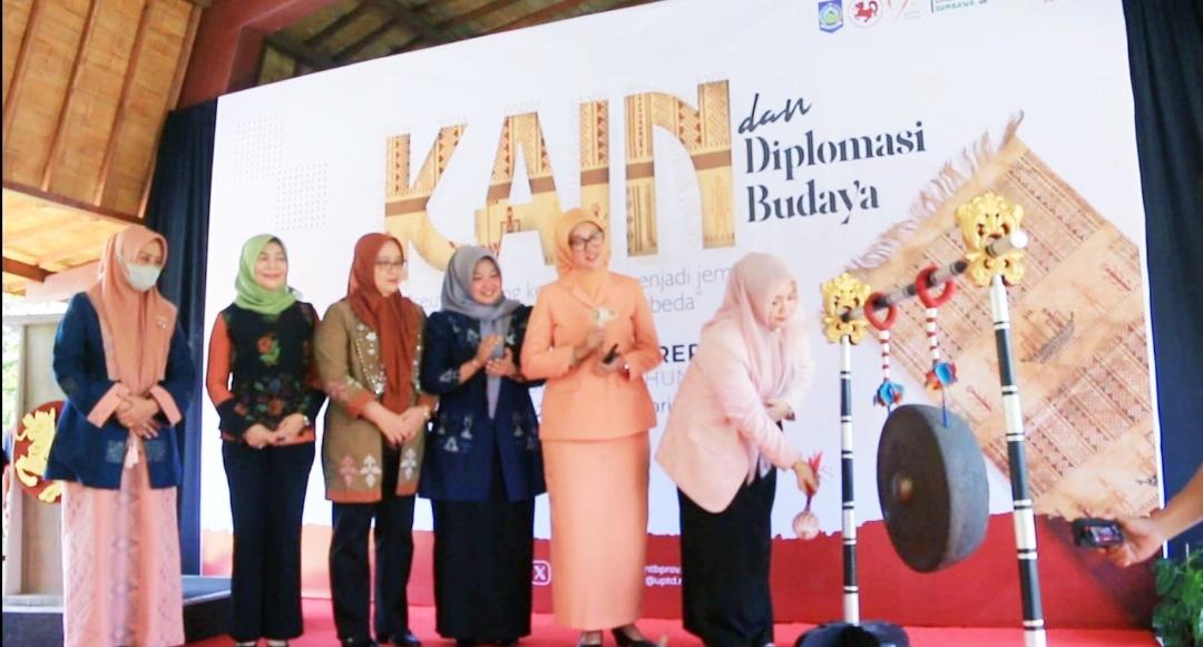 Pameran digelar di ruang pameran temporer Museum Negeri NTB pada tanggal 10 Desember 2025 hingga 24 Januari 2026 mendatang.