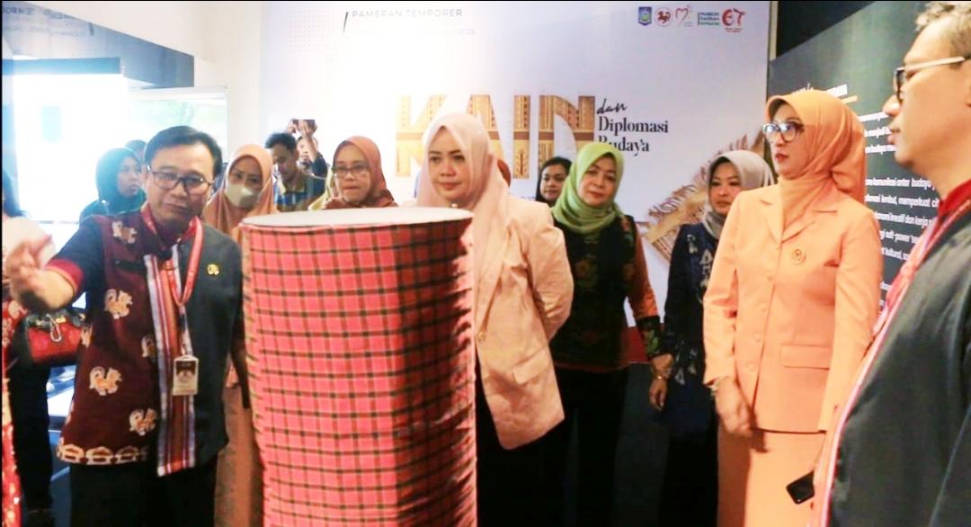 Museum Negeri NTB mengelar pameran temporer bertajuk "Kain dan Diplomasi Budaya", sebuah ruang refleksi jejak sejarah NTB.