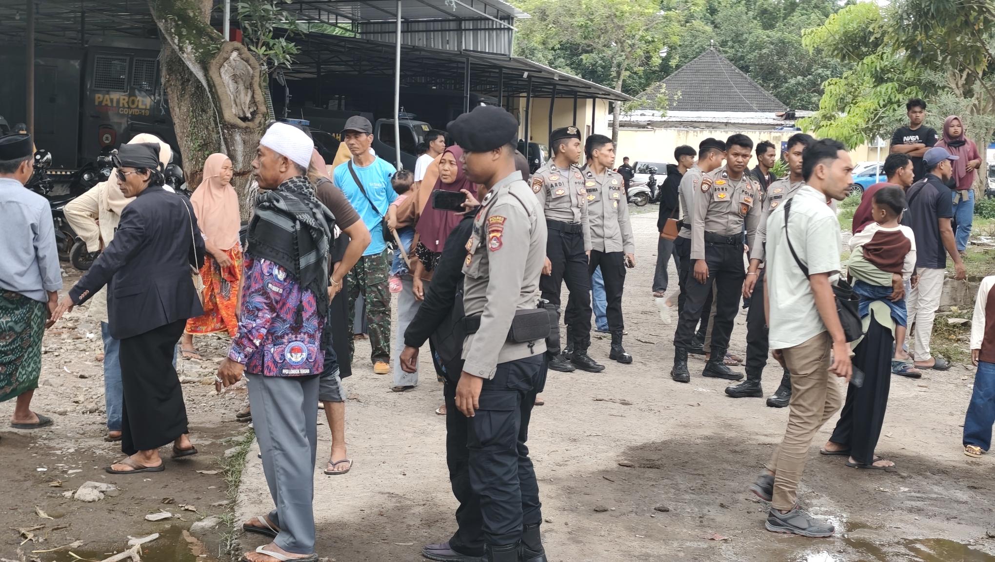 Keluarga korban berupaya mengejar Belo Potasium usai reka adegan di Polres Lombok Tengah, Rabu (10/12).