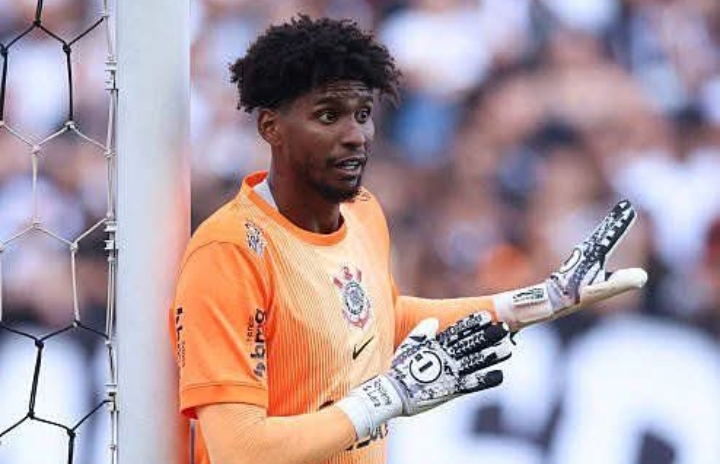 Kiper Hugo de Souza dari Corinthians, yang dihargai sekitar &euro;12 juta, masuk radar AC Milan.