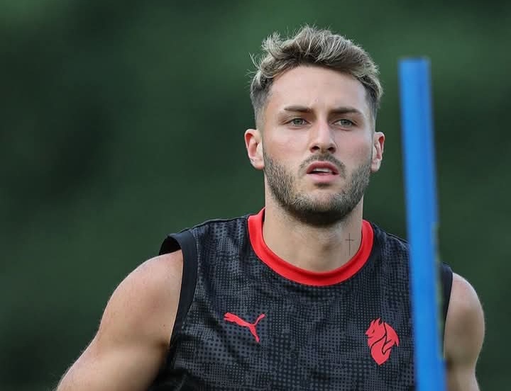 Striker AC Milan yang diisukan hendak dijual klub, Santiago Gimenez. 