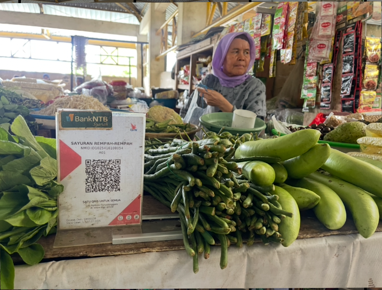 Hj Murdiah saat menjaga lapaknya di Pasar Dasan Agung.