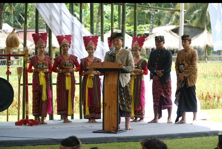 Manggala BUMI: Gubernur NTB Lalu Muhammad Iqbal saat menerima gelar manggala Bumi yang diberikan Majelis Adat Saat pada acara Festival Lombok Mirah Sasak Adi dan Milad Ke-30 MAS digelar di Golong.