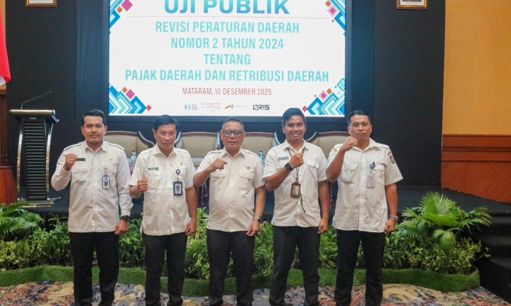 UJI PUBLIK: Plt Kepala Bappenda NTB H Fathurrahman (tengah) bersama sejumlah pembicara saat uji publik revisi Perda NTB No 2 Tahun 2024 Tentang PDRB di Hotel Lombok Raya, Rabu (10/12).&nbsp;